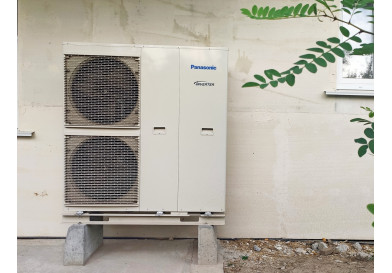 SUPER LEISE LUFT-WASSER-WÄRMEPUMPE PANASONIC T-CAP SQC 12 KW MIT ECOHOUSE-KESSEL 240 M2